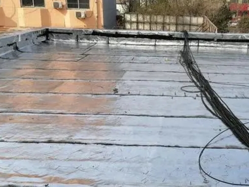 景东卫生间漏水维修公司分享下景东屋面楼顶防水刚性防水层施工要点。